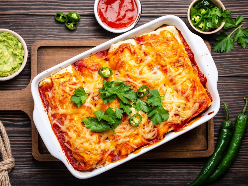 Ãœberbackene Enchiladas in einer Auflaufform.