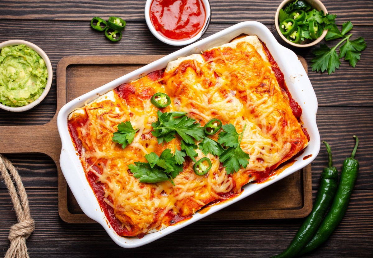 Ãœberbackene Enchiladas in einer Auflaufform.