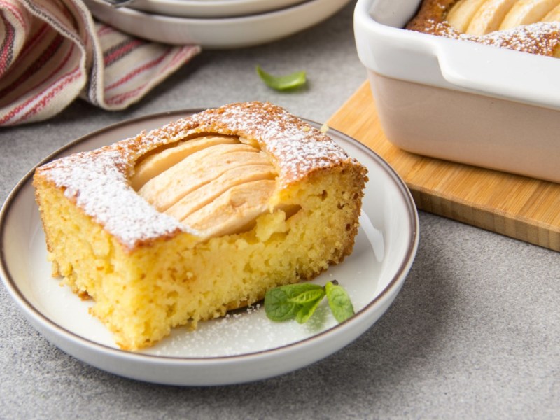 Ein Stück Apfel-Grießkuchen auf einem Teller.