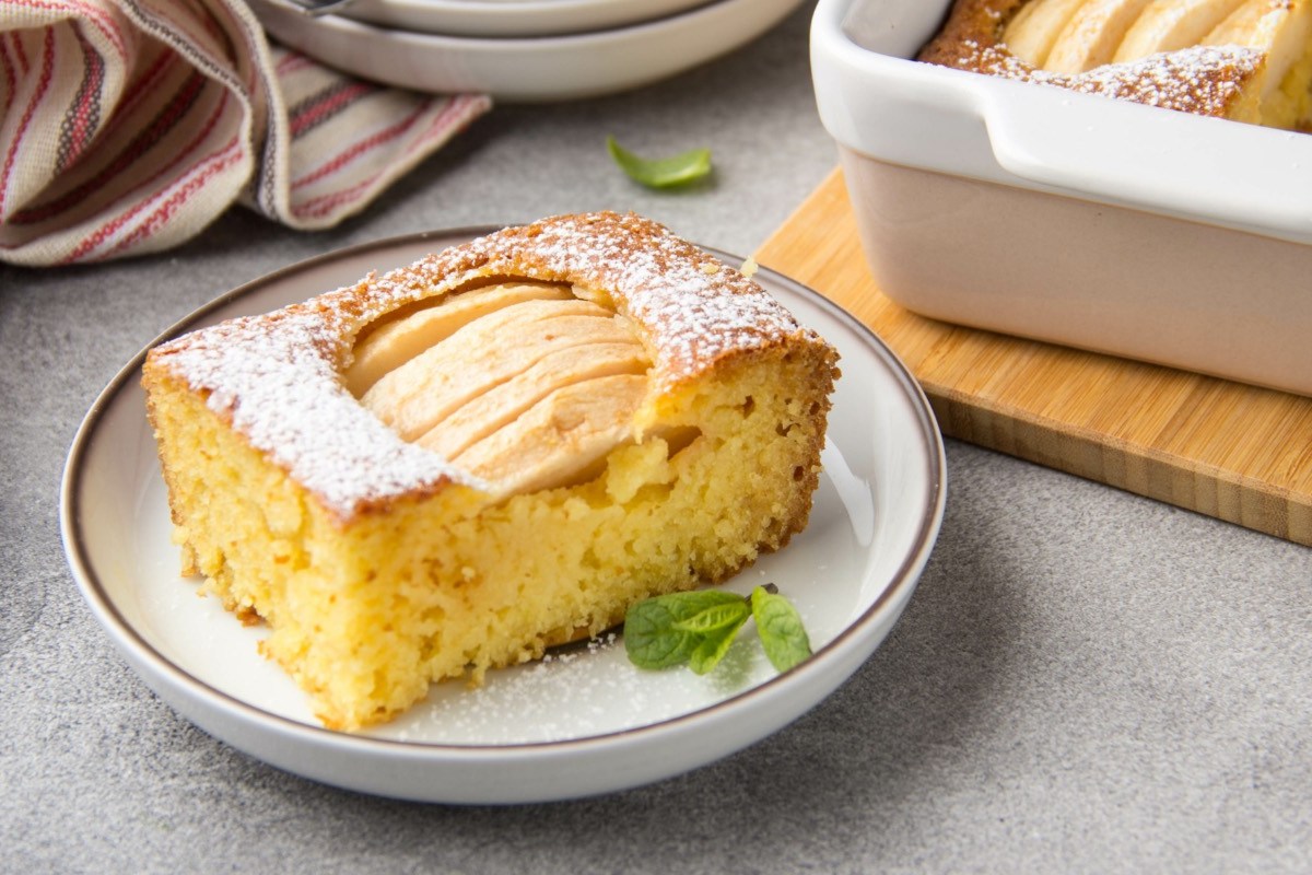 Ein Stück Apfel-Grießkuchen auf einem Teller.