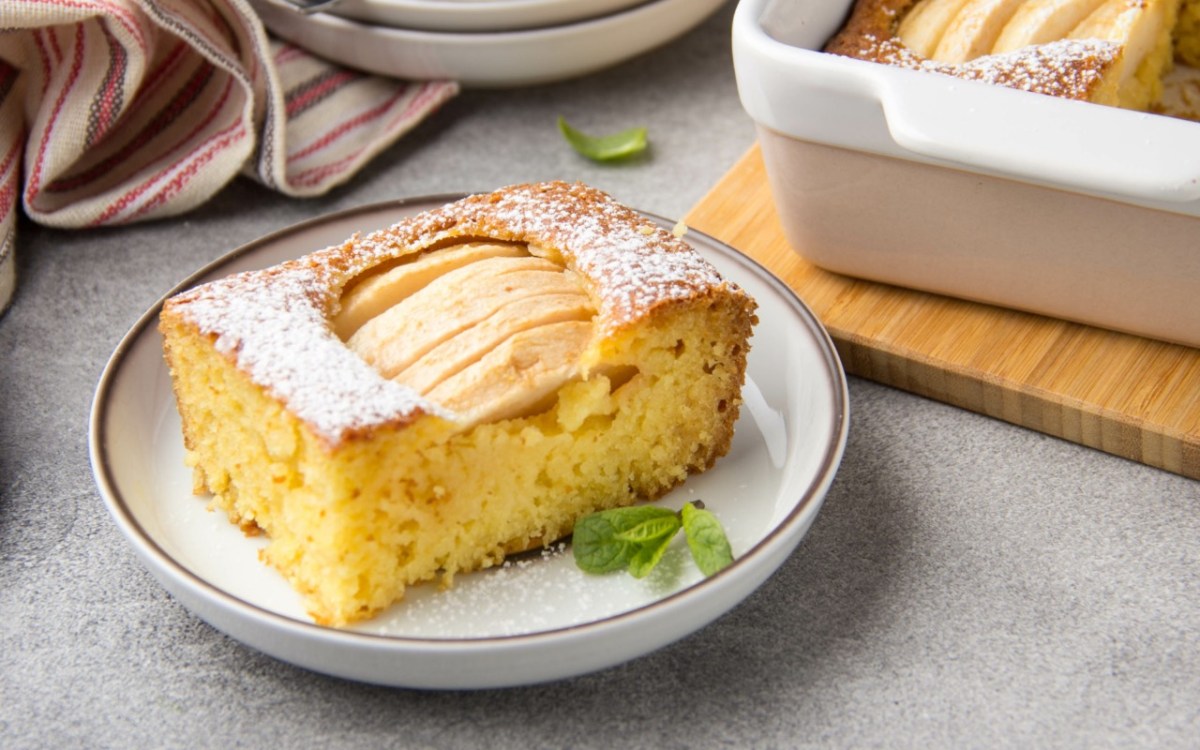 Ein StÃ¼ck Apfel-GrieÃŸkuchen auf einem Teller.