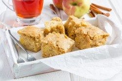 Kuchenform mit Apfel-Zimt-Blondies