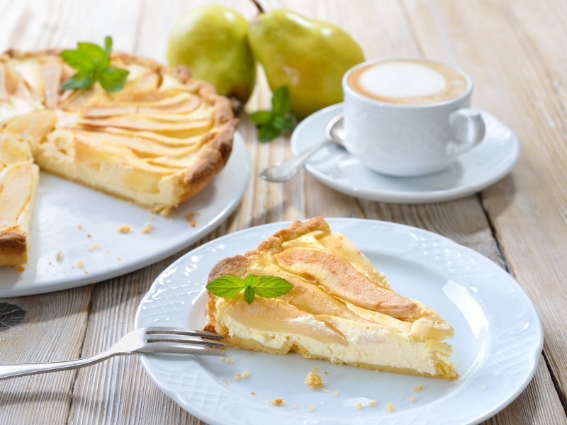 Ein Teller mit einem StÃ¼ck Birnen-Quark-Kuchen.