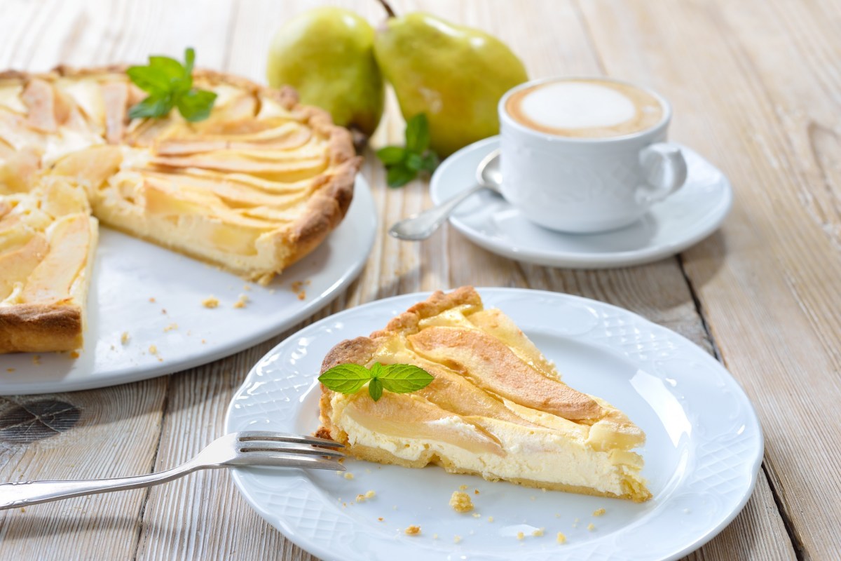 Ein Teller mit einem StÃ¼ck Birnen-Quark-Kuchen.