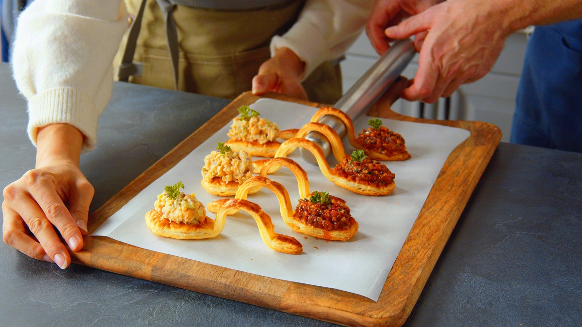 BlÃ¤tterteig-LÃ¶ffel mit Kichererbsensalat und frittiertem GemÃ¼se aus einem Brett.