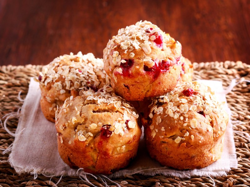 Mehrere Cranberry-Hafer-Muffins auf einem Tisch