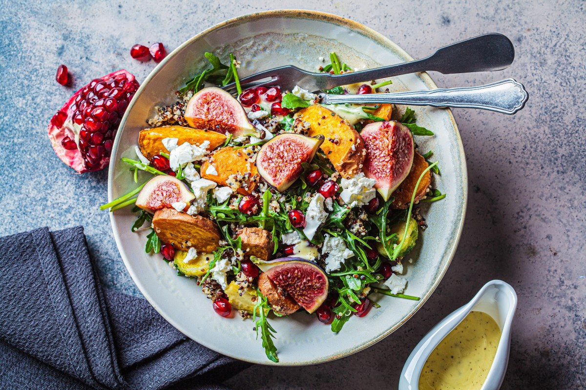 Schale mit Feigensalat mit Feta und SÃ¼ÃŸkartoffel, Granatapfelkernen und Rucola