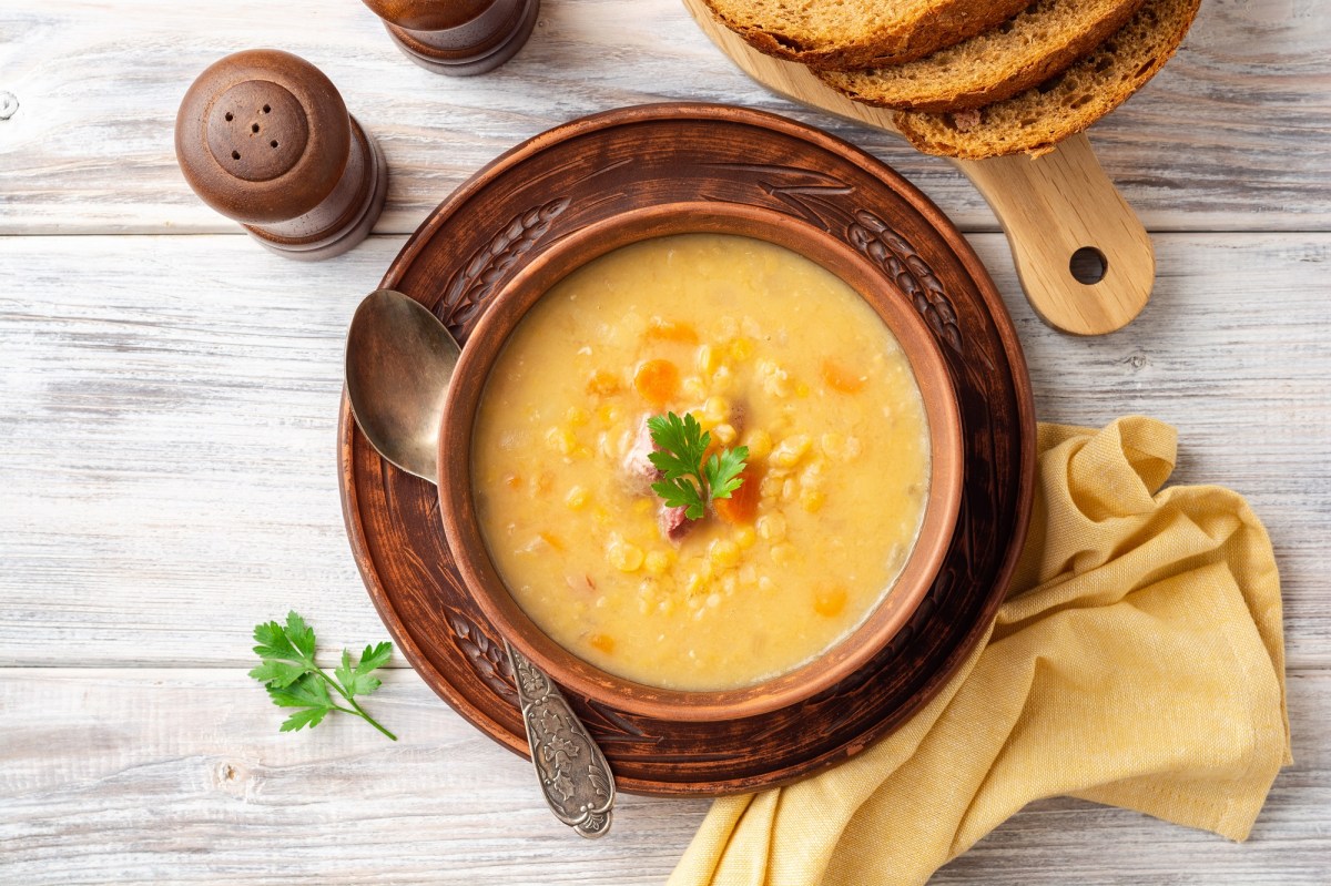 Eine SchÃ¼ssel gelbe Erbsensuppe.