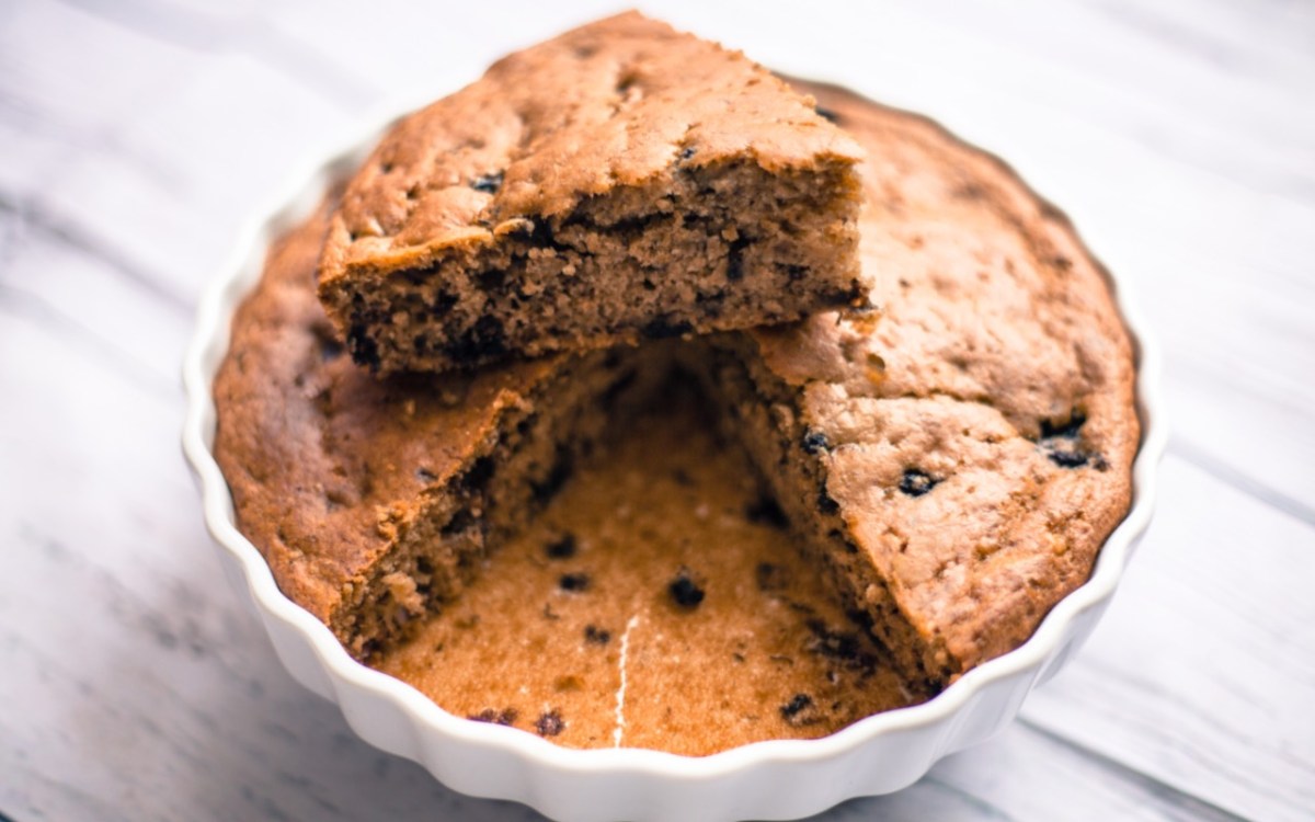 Ein Haferflocken-Joghurt-Kuchen in einer Kuchenform.