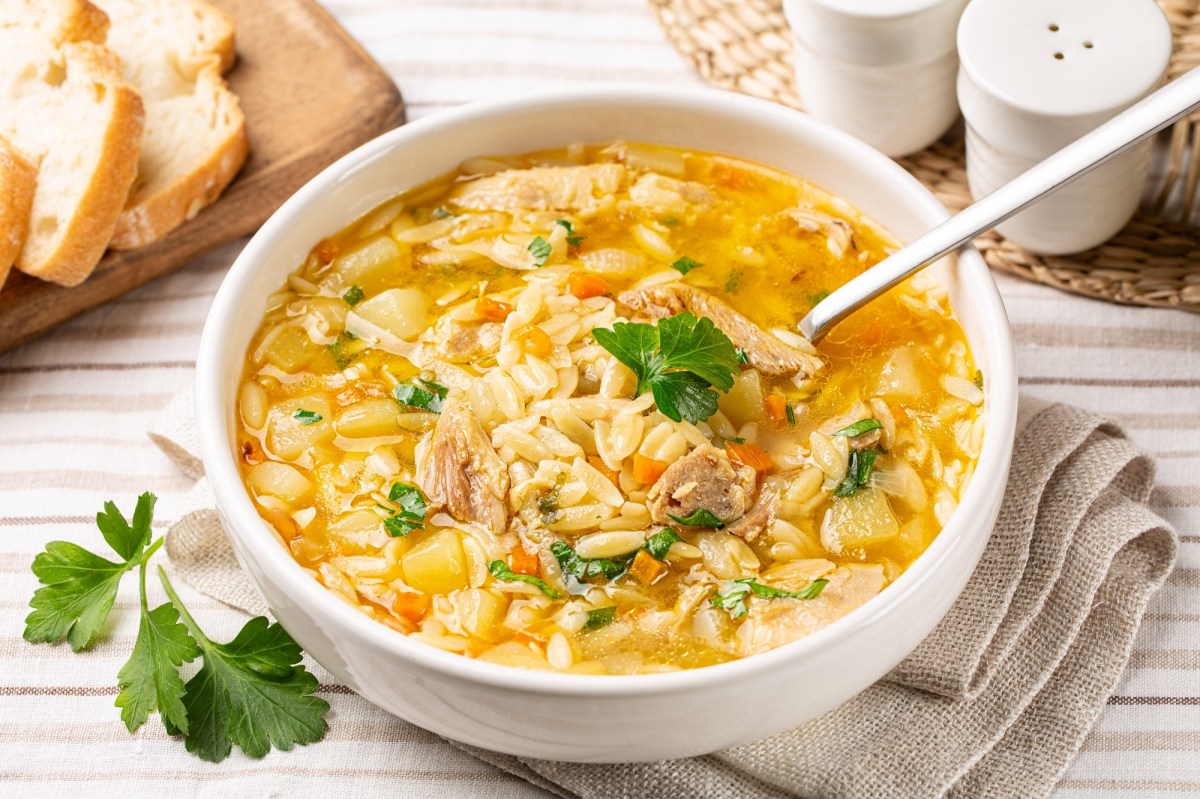 HÃ¼hnersuppe mit Orzo in einer SchÃ¼ssel.