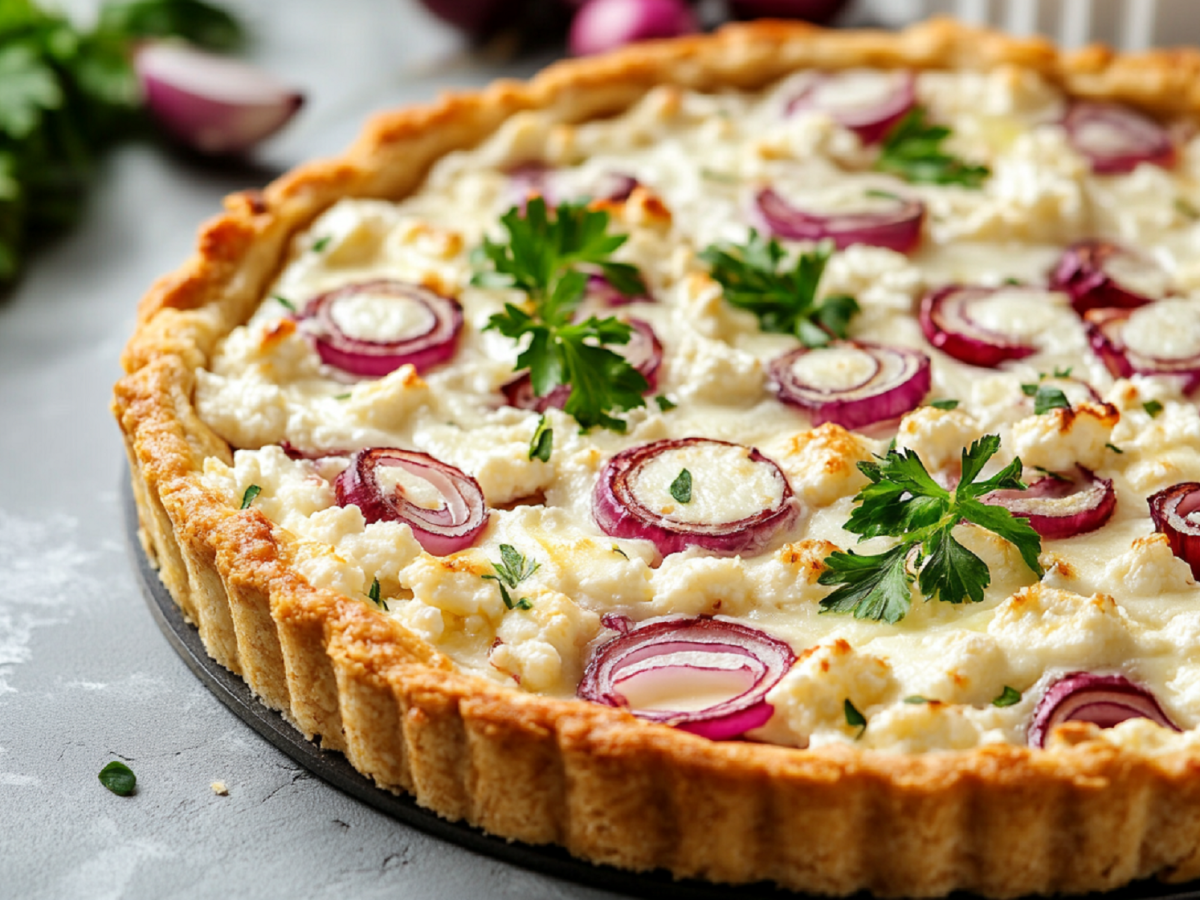 Hüttenkäse-Zwiebel-Tarte auf einem Tisch