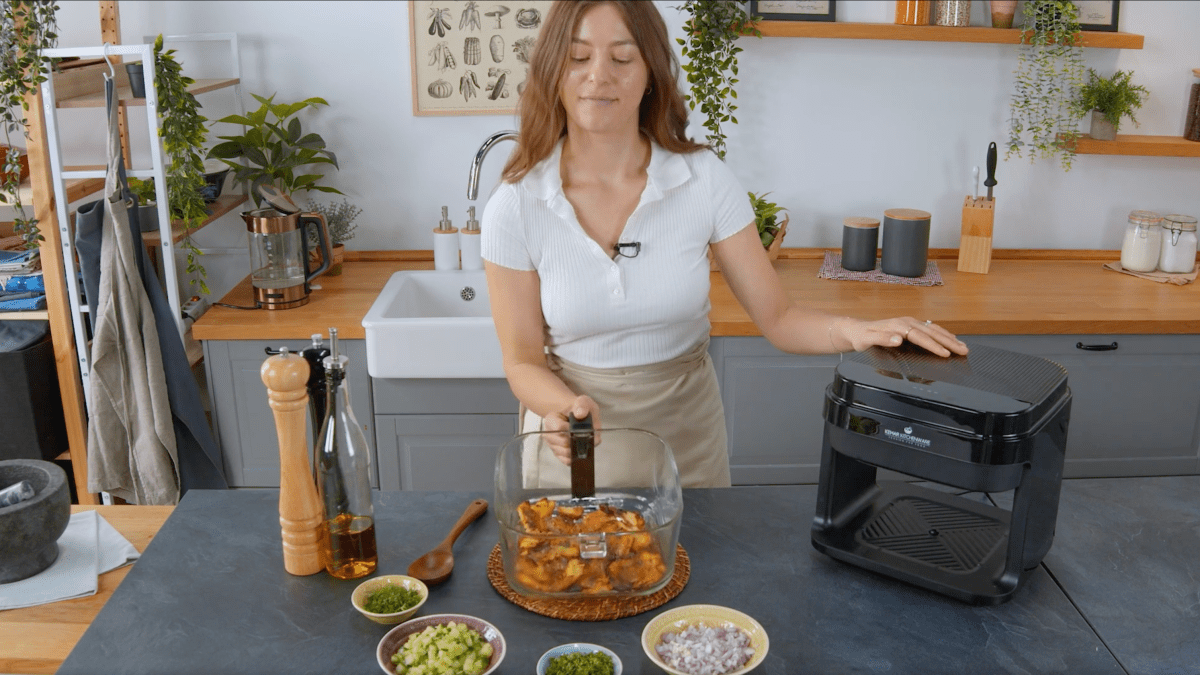 Zutaten fÃ¼r Kartoffelsalat aus dem Airfryer auf Tisch angerichtet