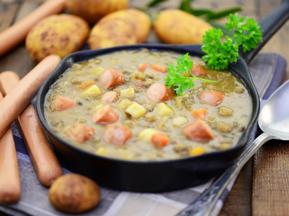 Eine Portion Kartoffelsuppe mit WÃ¼rstchen.