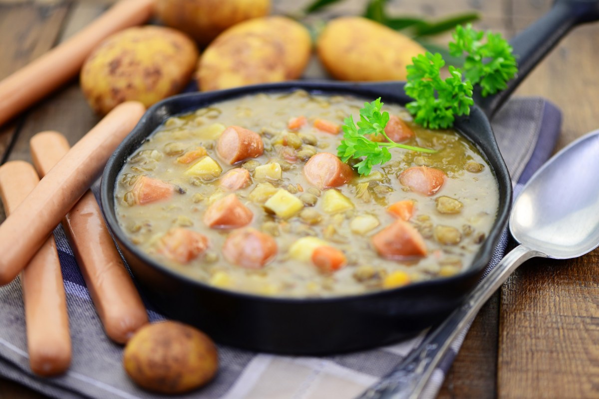 Eine Portion Kartoffelsuppe mit WÃ¼rstchen.