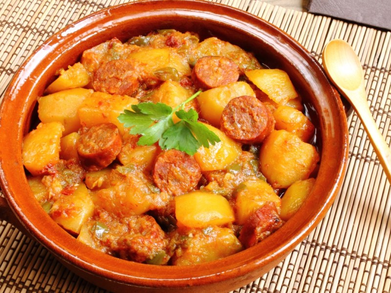 Ein Kartoffeltopf mit Paprika und Chorizo in der Draufsicht.