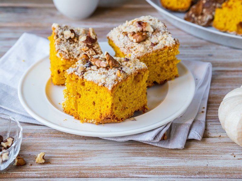 Teller mit drei StÃ¼ckchen KÃ¼rbis-Karotten-Kuchen