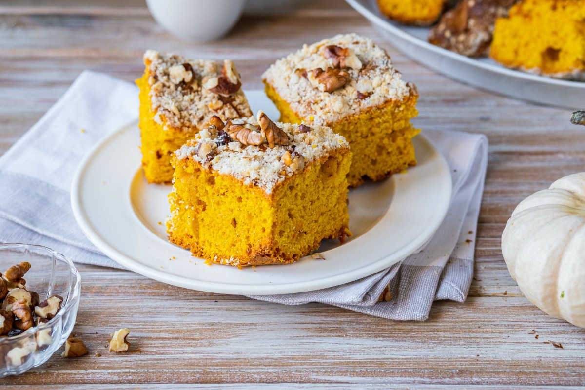 Teller mit drei StÃ¼ckchen KÃ¼rbis-Karotten-Kuchen