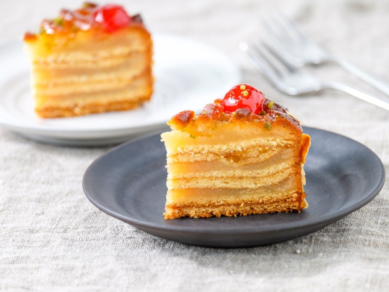 Zwei StÃ¼cke MailÃ¤nder Torte auf zwei Tellern.