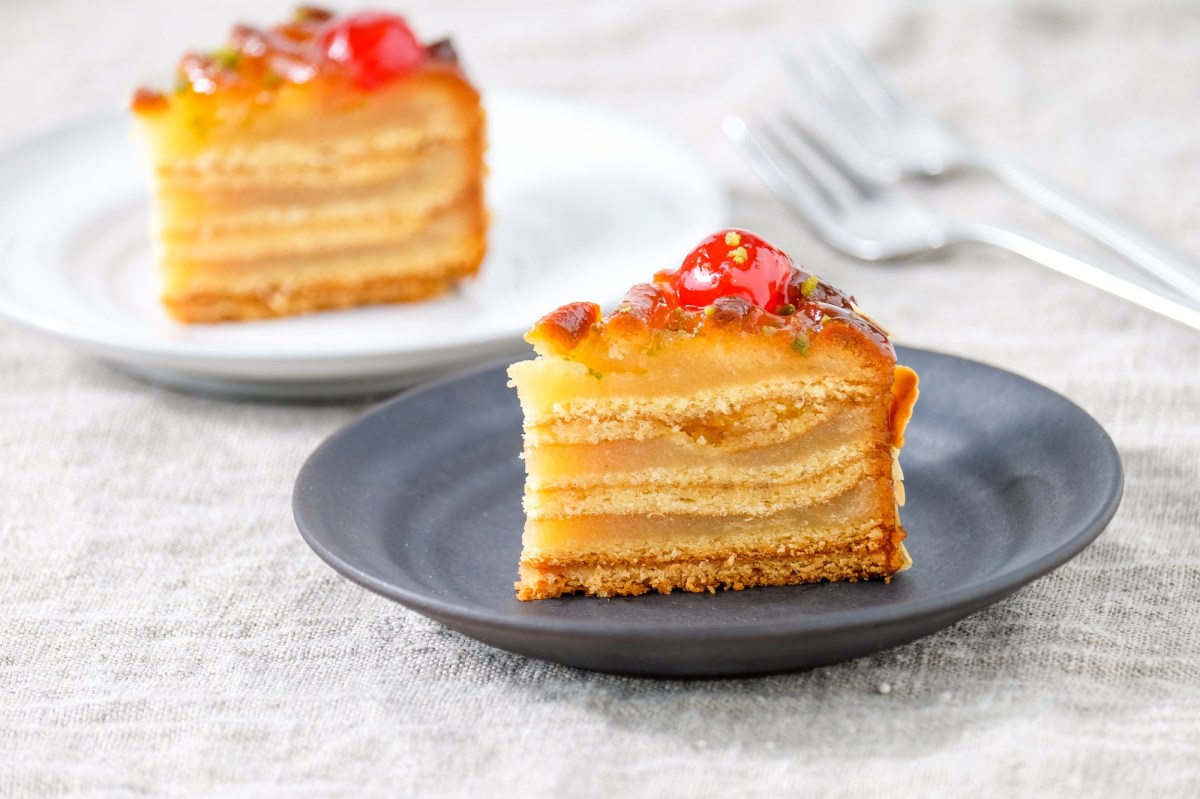 Zwei StÃ¼cke MailÃ¤nder Torte auf zwei Tellern.