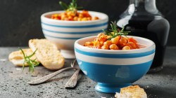 Zwei Schüssel mit marokkanischem Kürbiseintopf mit Kichererbsen.