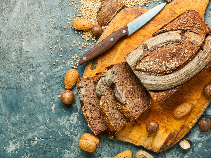 MÃ¼sli-Bananenbrot auf einem Holzbrettchen.