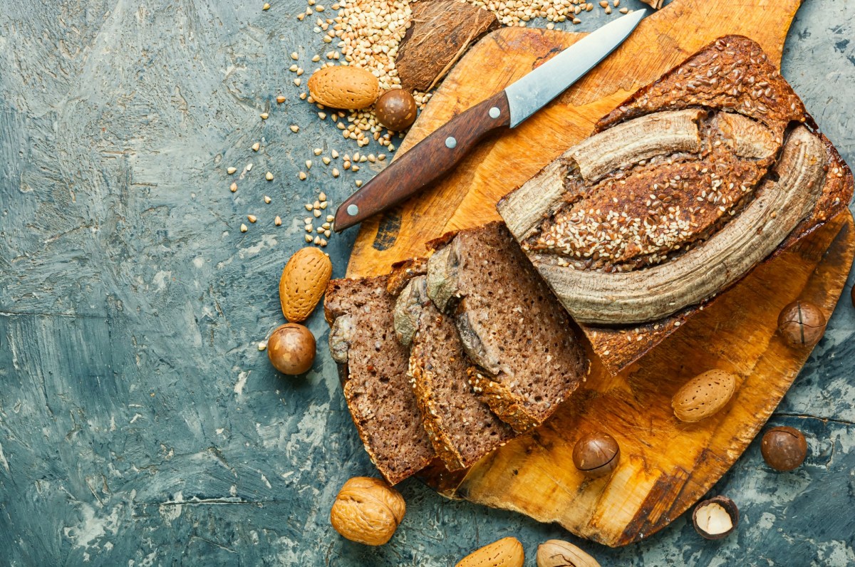 MÃ¼sli-Bananenbrot auf einem Holzbrettchen.