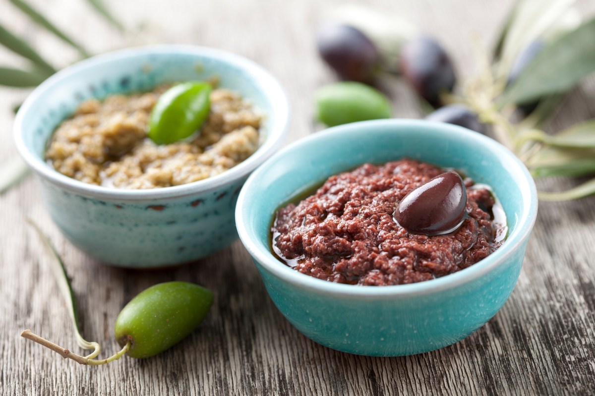 zwei SchÃ¤lchen mit Oliventapenade