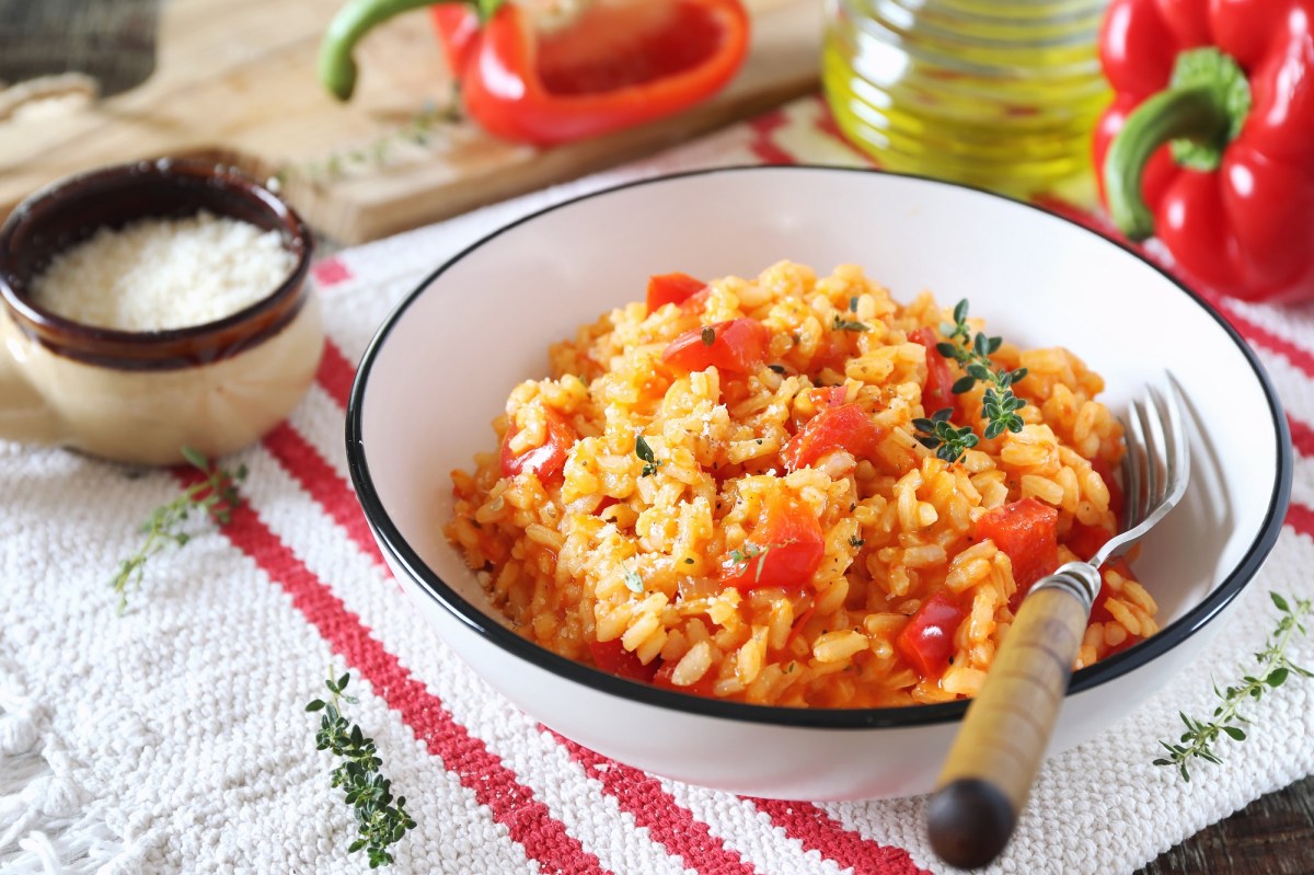 Teller mit Paprika-Risotto