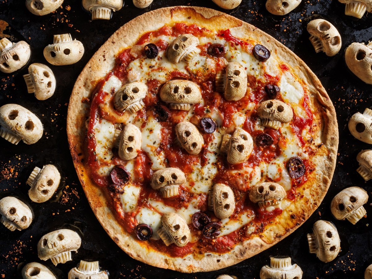 Eine Pizza mit Totenkopf-Champignons.