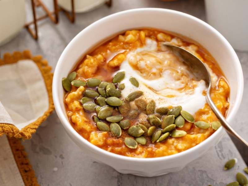 Eine Schale mit Pumpkin-Pie-Porridge.