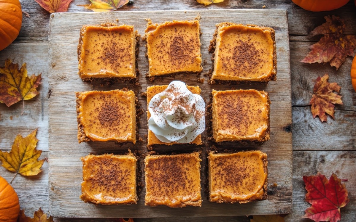 Neun StÃ¼cke Pumpkin Spice Latte Kuchen in der Draufsicht.