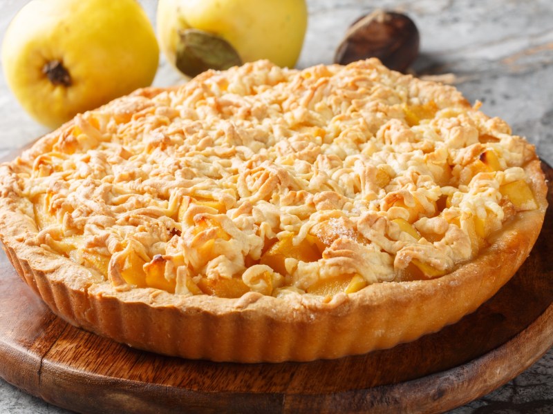 Quitten-Tarte auf einem Holzbrett