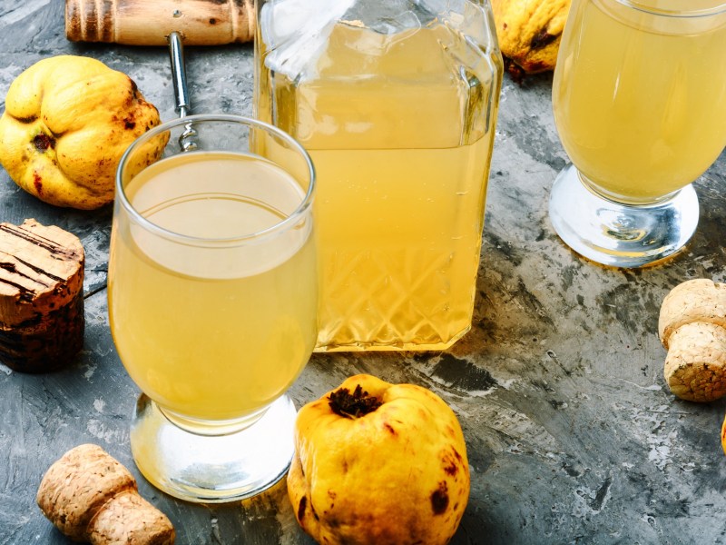 Eine Flasche und zwei GlÃ¤ser mit Quittensaft