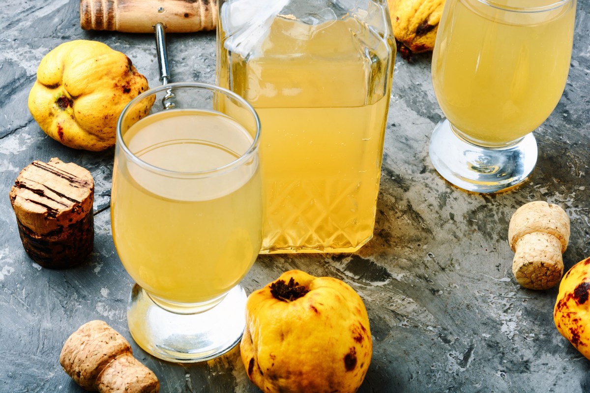 Eine Flasche und zwei GlÃ¤ser mit Quittensaft