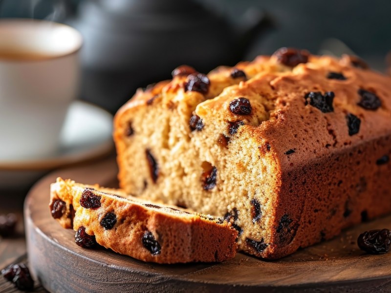 angeschnittenes Rosinenbrot auf einem Tisch