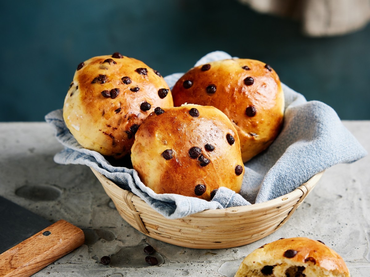 SchokobrÃ¶tchen aus dem Airfryer in einer SchÃ¼ssel.