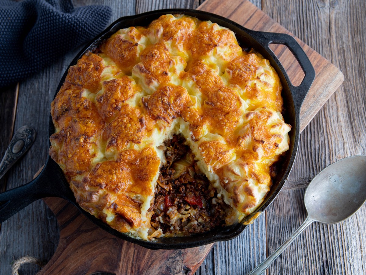 Shepherd's Pie mit Blumenkohlhaube in einer gusseisernen Pfanne.