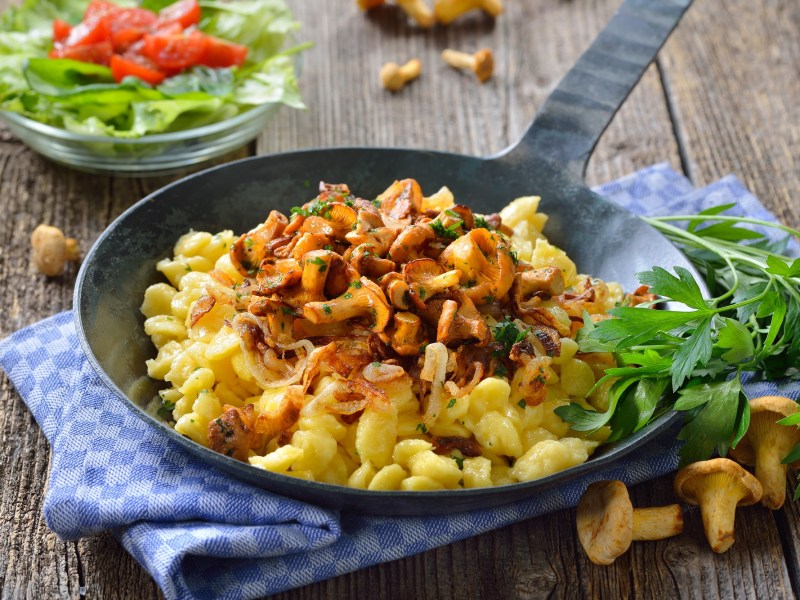 SpÃ¤tzle-Pfifferling-Pfanne auf einem Tisch