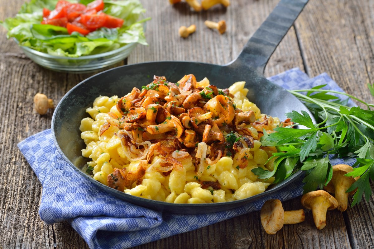 SpÃ¤tzle-Pfifferling-Pfanne auf einem Tisch