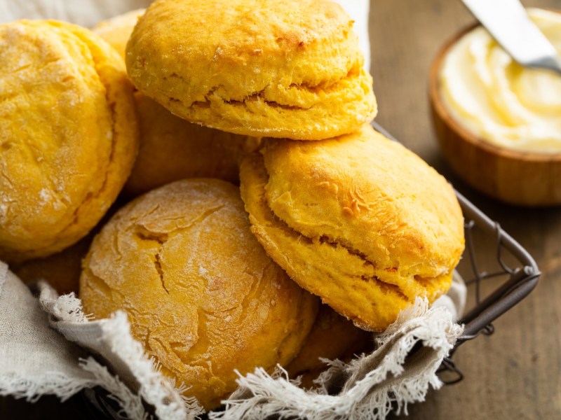 Ein paar SÃ¼ÃŸkartoffel-Buttermilch-BrÃ¶tchen in einem Korb.