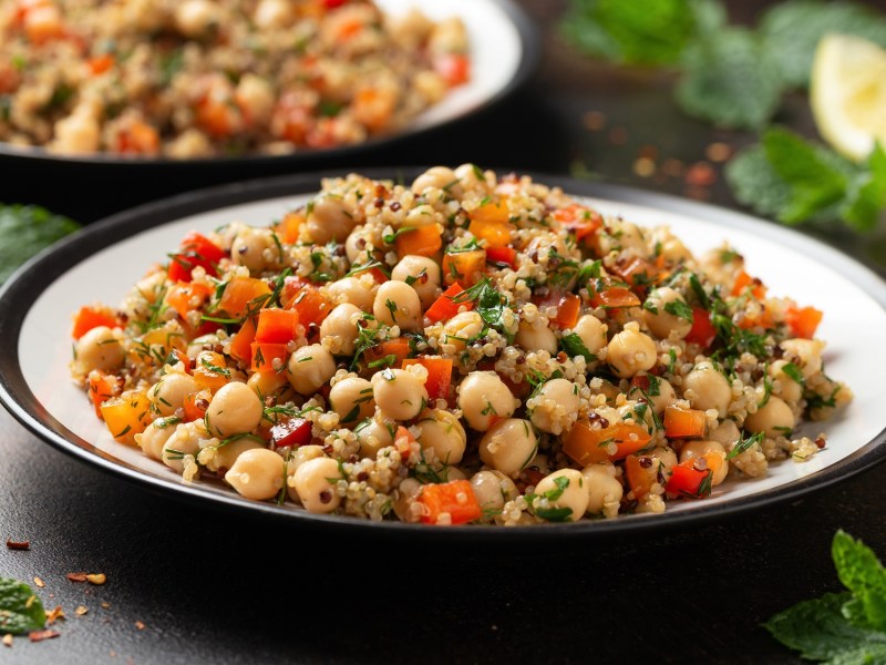 Eine SchÃ¼ssel Thai-Quinoa-Salat mit Kichererbsen und GemÃ¼se.