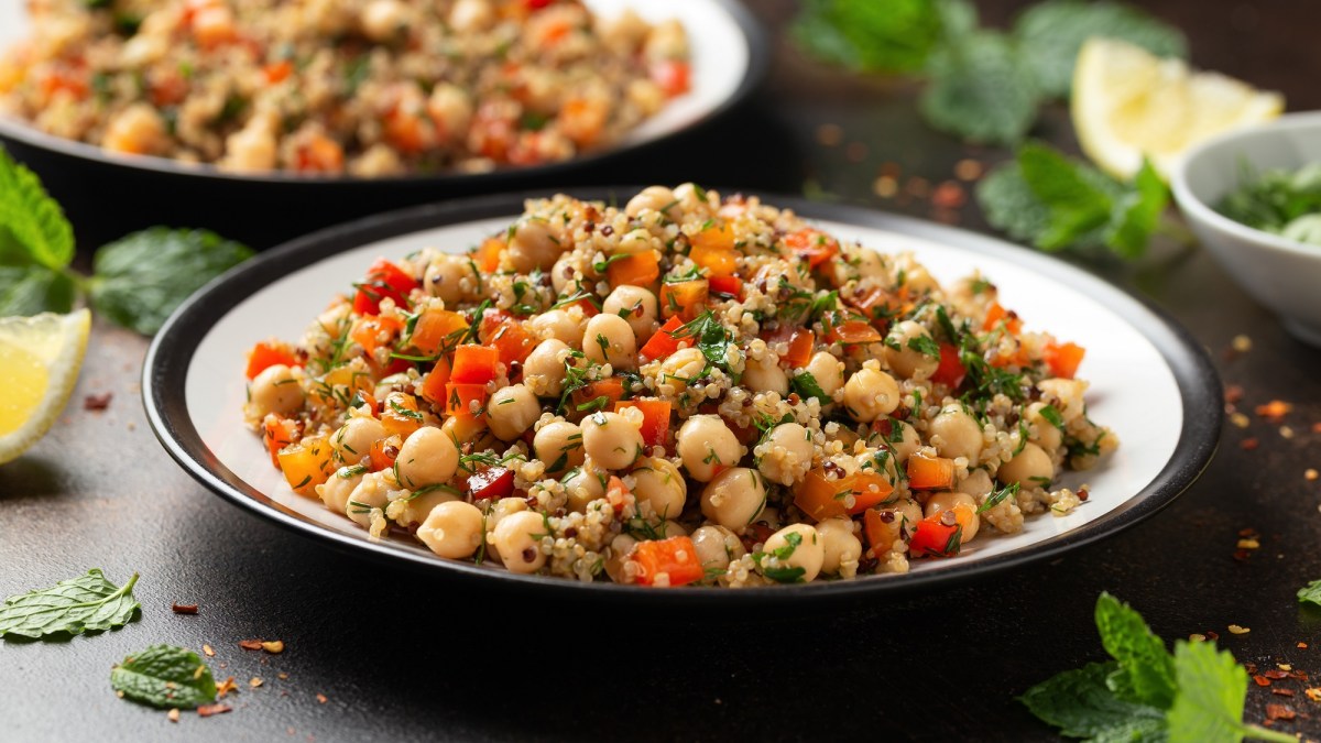 Eine SchÃ¼ssel Thai-Quinoa-Salat mit Kichererbsen und GemÃ¼se.