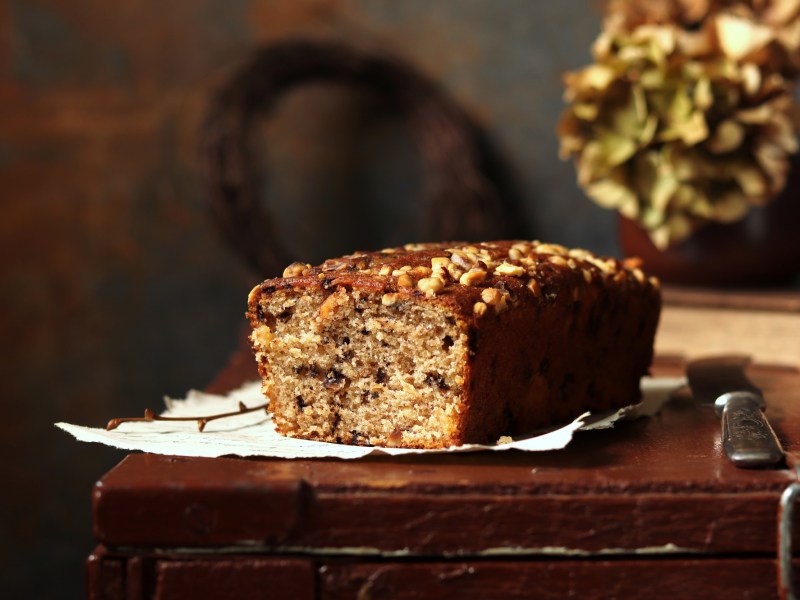 angeschnittener Tiroler Nusskuchen auf einem Tisch