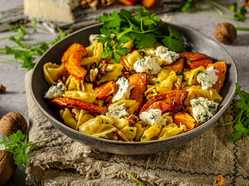 Ein Teller Tortellini mit KÃ¼rbis und BlauschimmelkÃ¤se.