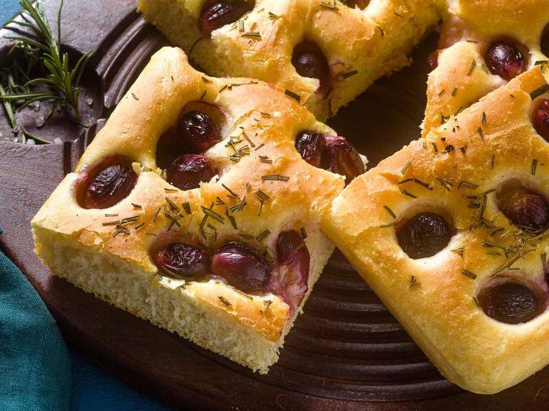 Mehrere StÃ¼cke Focaccia mit Weintrauben.