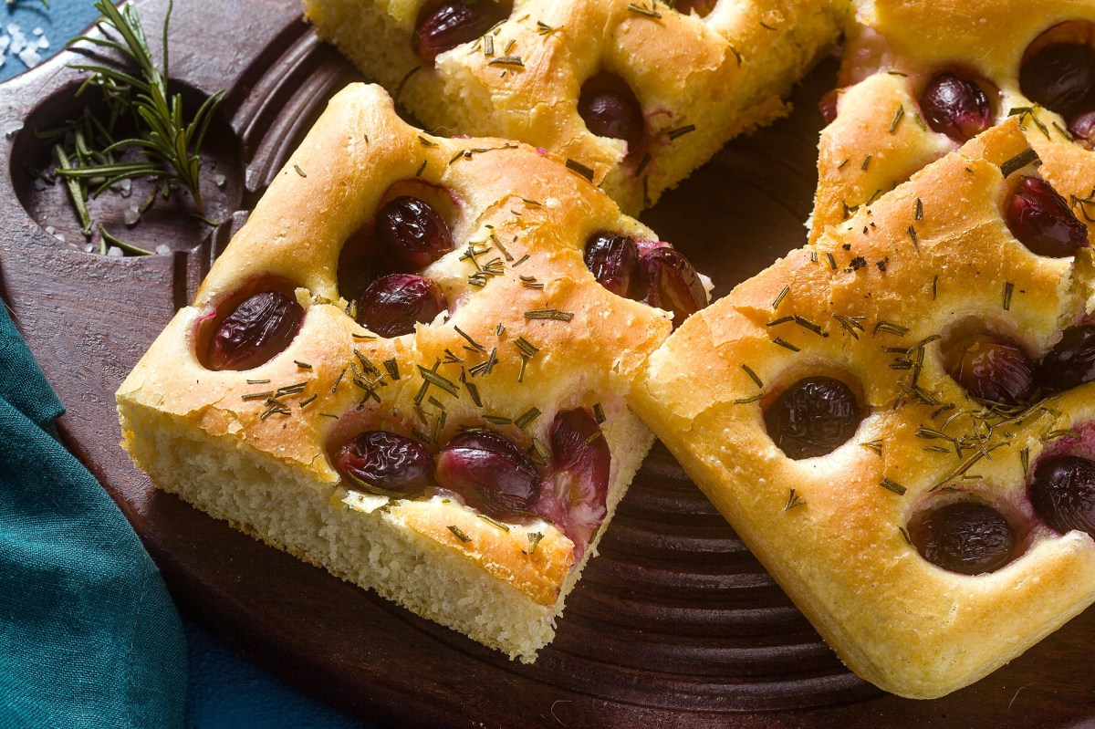 Mehrere StÃ¼cke Focaccia mit Weintrauben.