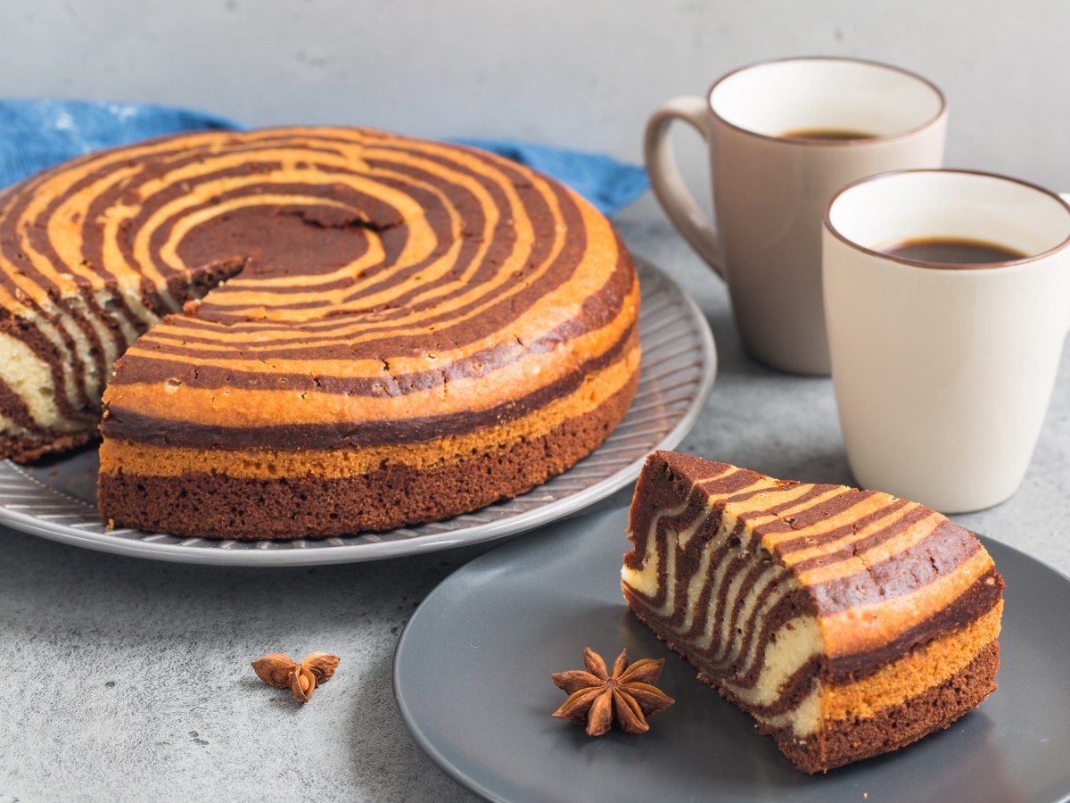 Zebra-Schokokuchen auf einem Teller.