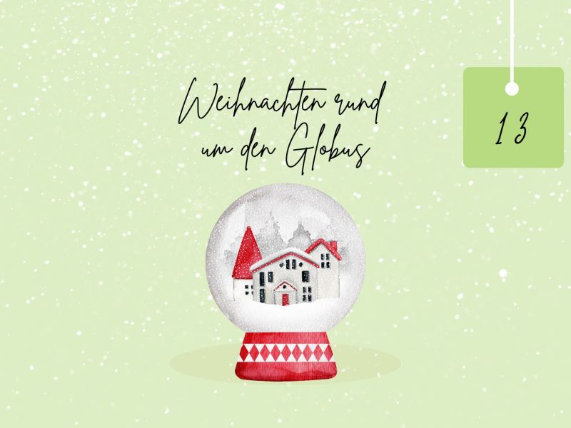 Weihnachten in anderen Ländern: Schneekugel auf grünem Untergrund mit Schriftzug 