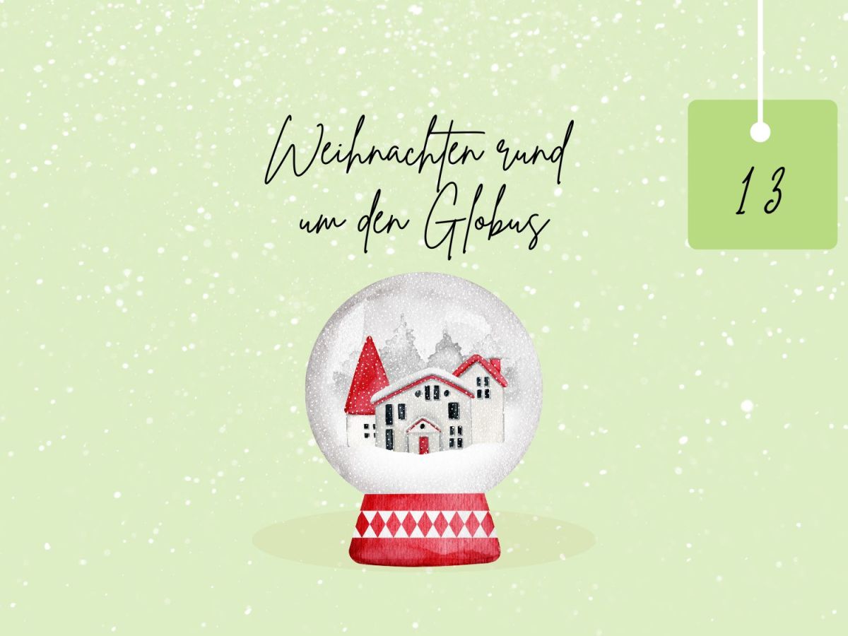 Weihnachten in anderen LÃ¤ndern: Schneekugel auf grÃ¼nem Untergrund mit Schriftzug 