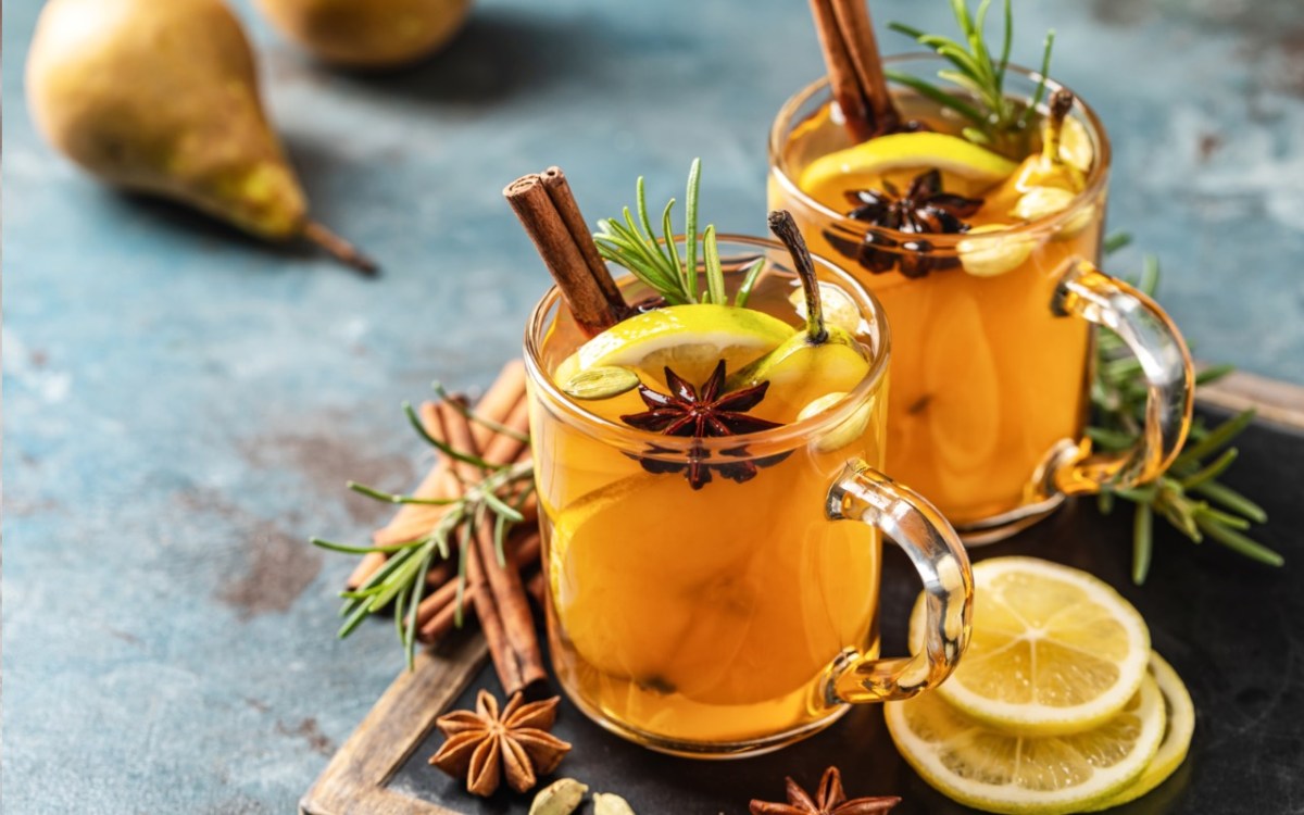 Zwei Glastassen mit Birnen-GlÃ¼hwein.